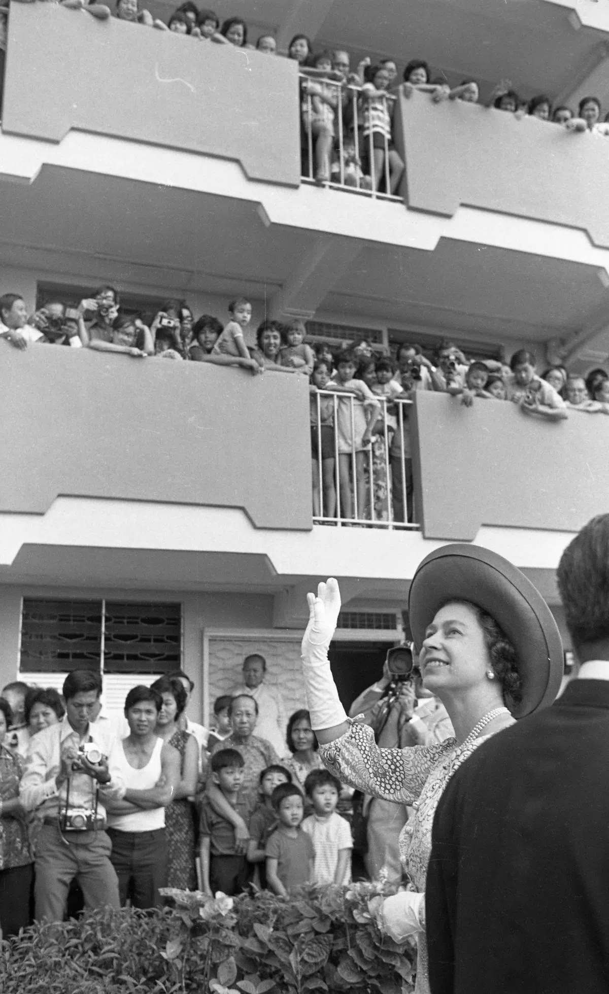 英女王1972年首次访问新加坡时视察了大巴窑组屋区。（海峡时报）