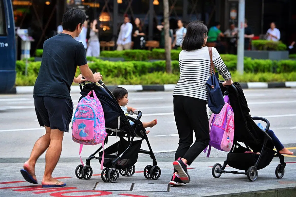 育有小孩的新加坡夫妇对于家中家务分配的满意度有显著差异。（海峡时报）
