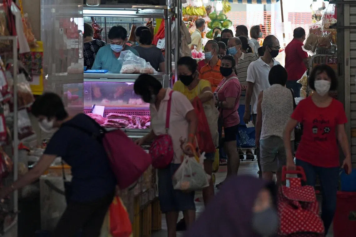 疫情期间，本地有很多人依然天天去湿巴刹买菜。（法新社）