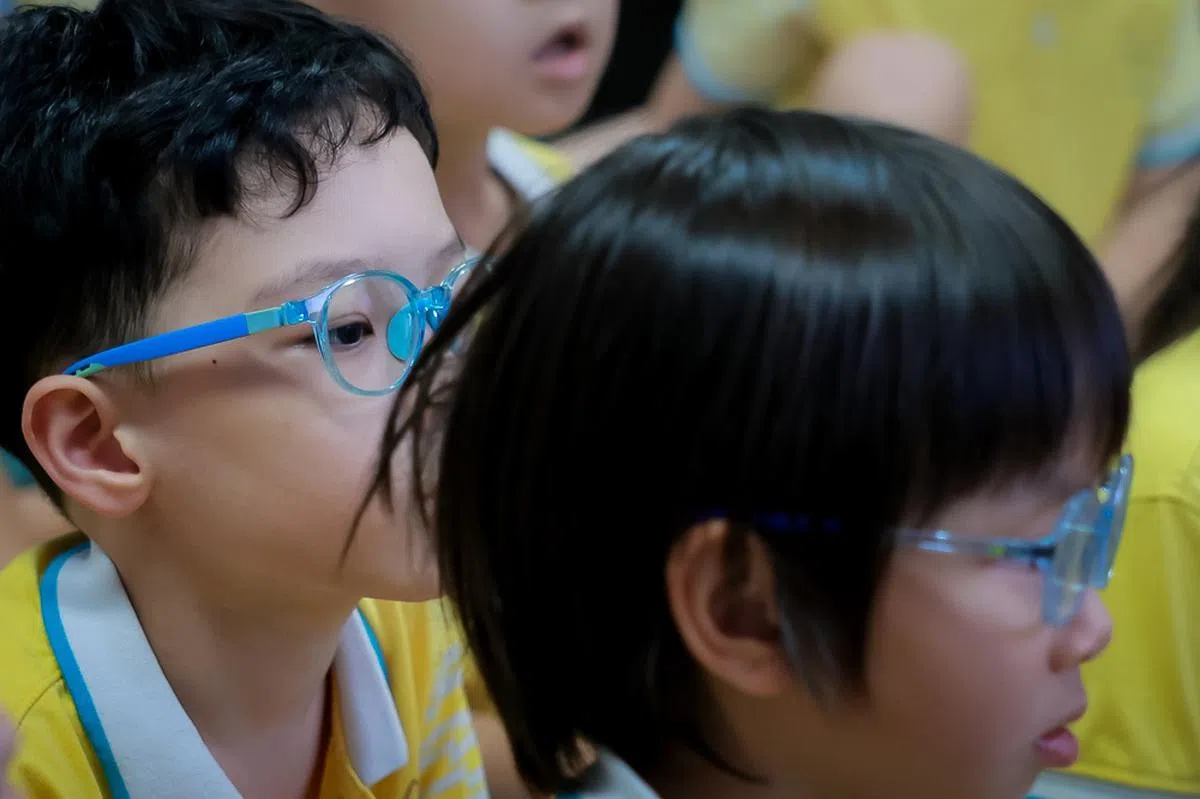 过度使用屏幕除了可能影响认知发育，对眼睛健康也会造成伤害。（海峡时报）