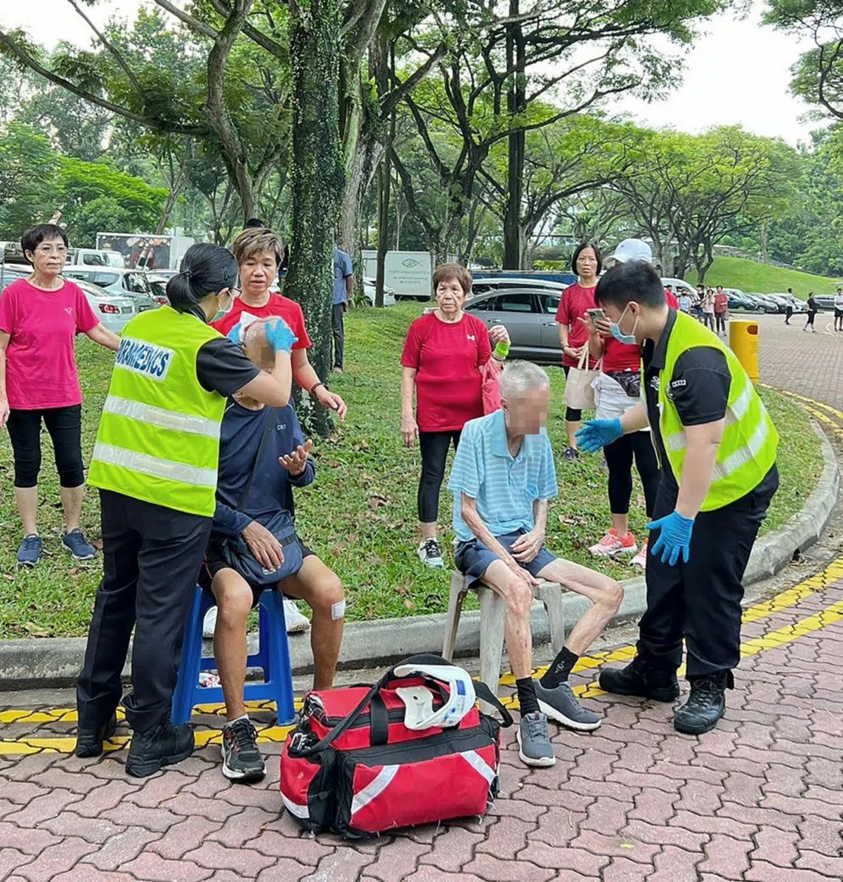 89岁老翁开车载90岁的朋友去公园晨运，因误踩油门导致车子失控，所幸现场公众将两人从车里救出。（新明日报读者提供）