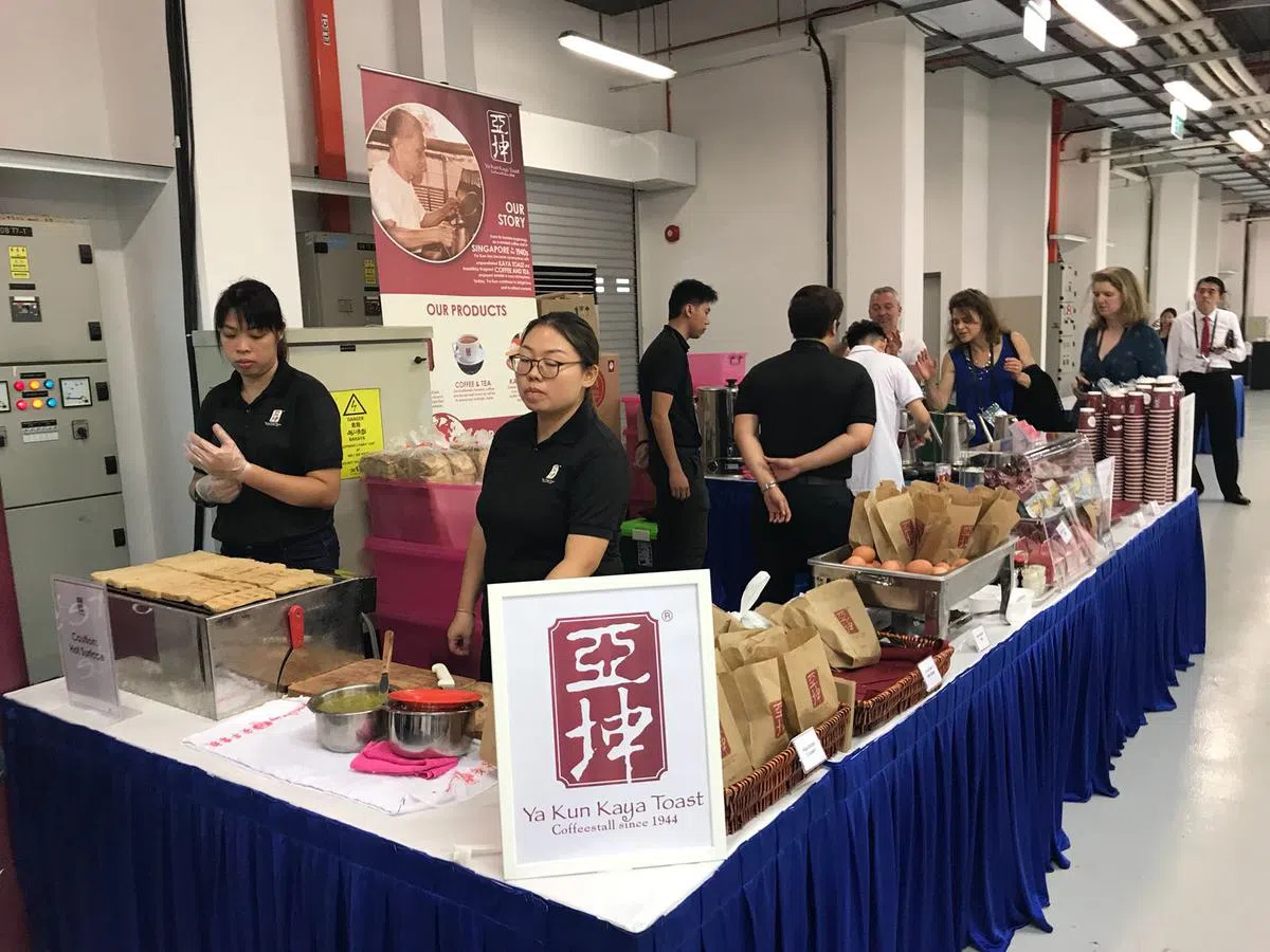  亚坤的摊位设在美食中心一进门最显眼的位置。（卢凌之摄） 