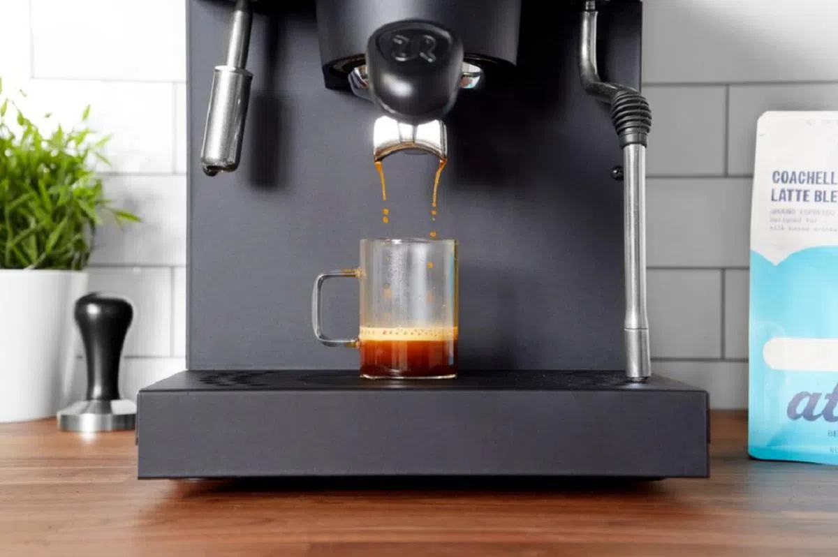 以Atomo无豆咖啡泡出来的咖啡，看上去与一般咖啡几乎无异，甚至同样能产生咖啡油脂（crema）。（Atomocoffee Instagram）