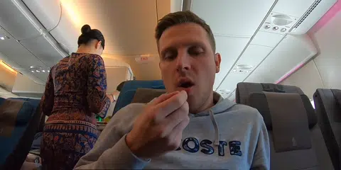 给新航差评的德国博客Josh Cahill。（Josh Cahill视频截图）