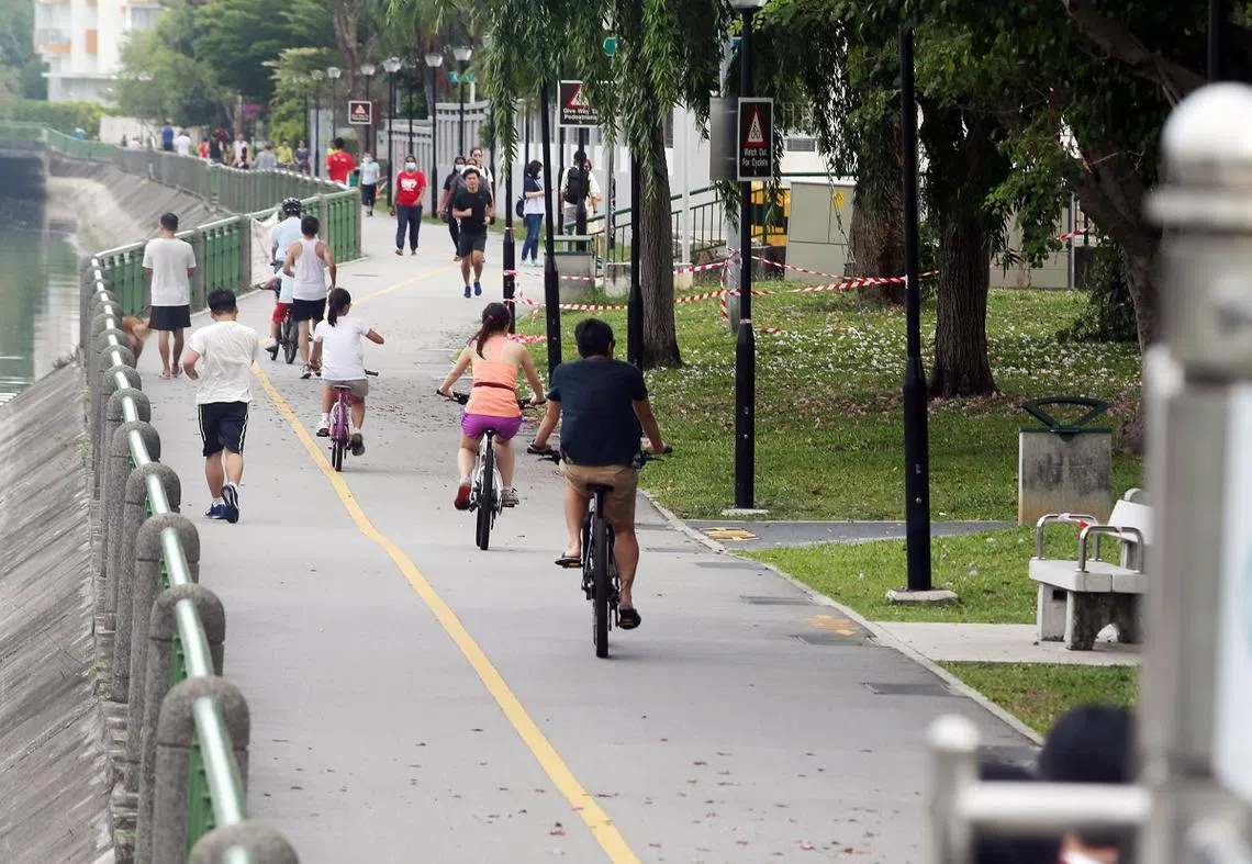 阻断措施实施后，国人都爱上了逛公园，实乞纳公园连道周末有逾百人现身。（新明日报）