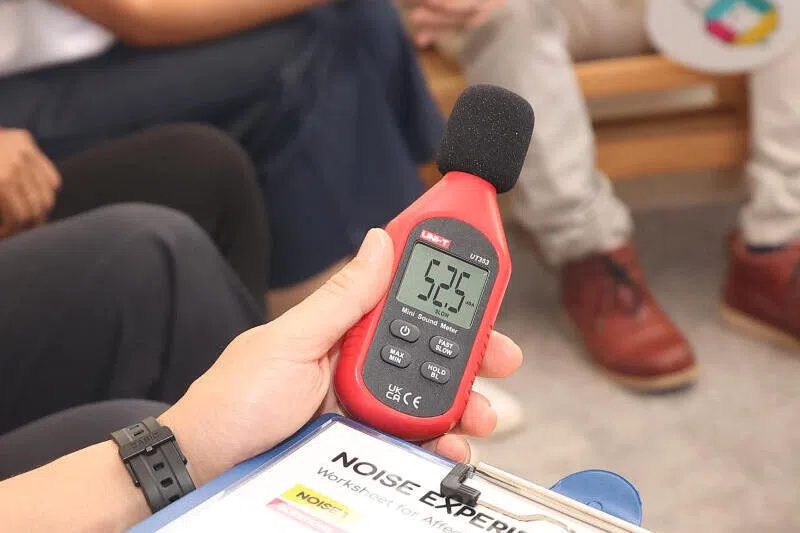 为了营造更和谐的邻里生活环境，社区事务署在2023年设立本地首个噪音体验空间，邀请公众前往体验和了解日常生活中各种噪音的来源及影响。在噪音体验空间内，公众可通过模拟一些居家日常行为，了解各种活动所发出的声响和每一种噪音的分贝，以及这些噪音如何影响邻居的生活。