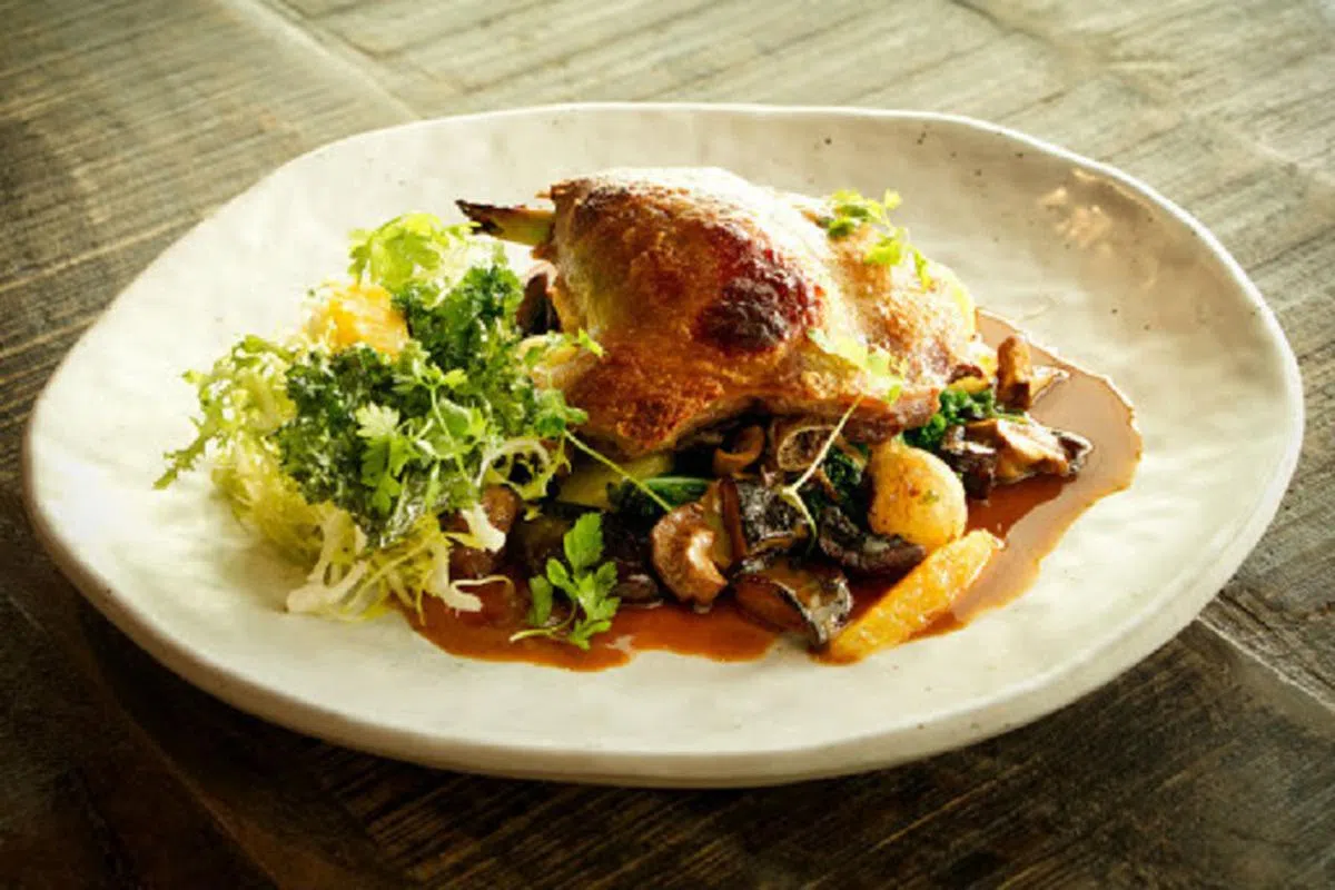  招牌菜：香熏鸭（32元） 