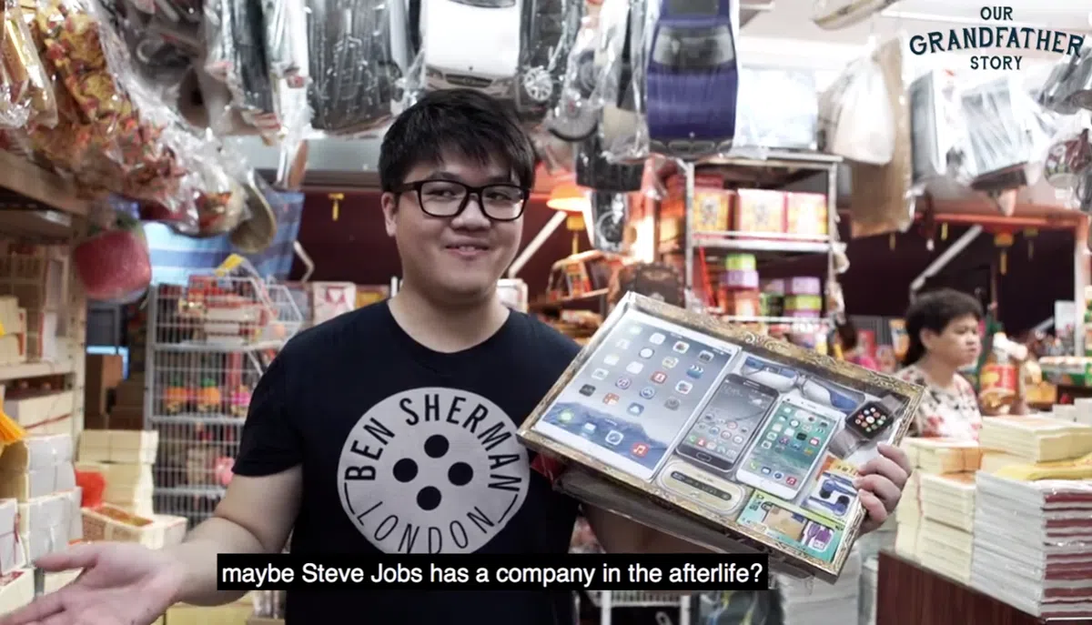  老板还在采访中表示，店里还有售卖这样的高科技套装，里面包括了 iPad mini，iPhone 7，Samsung Galaxy S7，Apple Watch，Google Glass还有无线充电器。（Our Grandfather Story截图） 