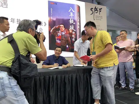 台湾前总统马英九6月5日在新加坡为新书《八年执政回忆录》举行签书会。（张丽苹摄）