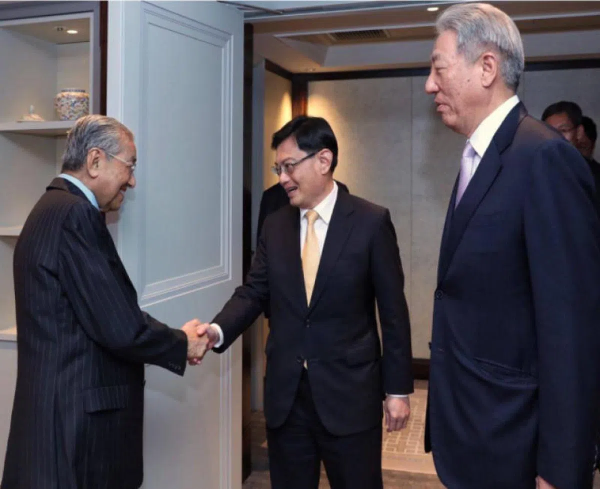  去年12月31日，副总理兼国家安全统筹部长张志贤和王瑞杰到马国布城与马国首相马哈迪会面，并代表李显龙总理向马哈迪传达信息。（王瑞杰面簿） 
