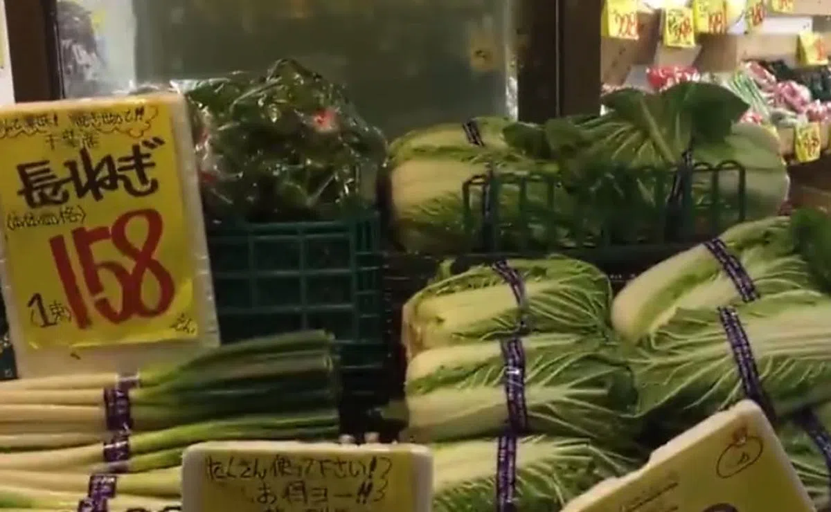  日本超市打折时，一束大葱售价158日元（约2新元）。（互联网） 