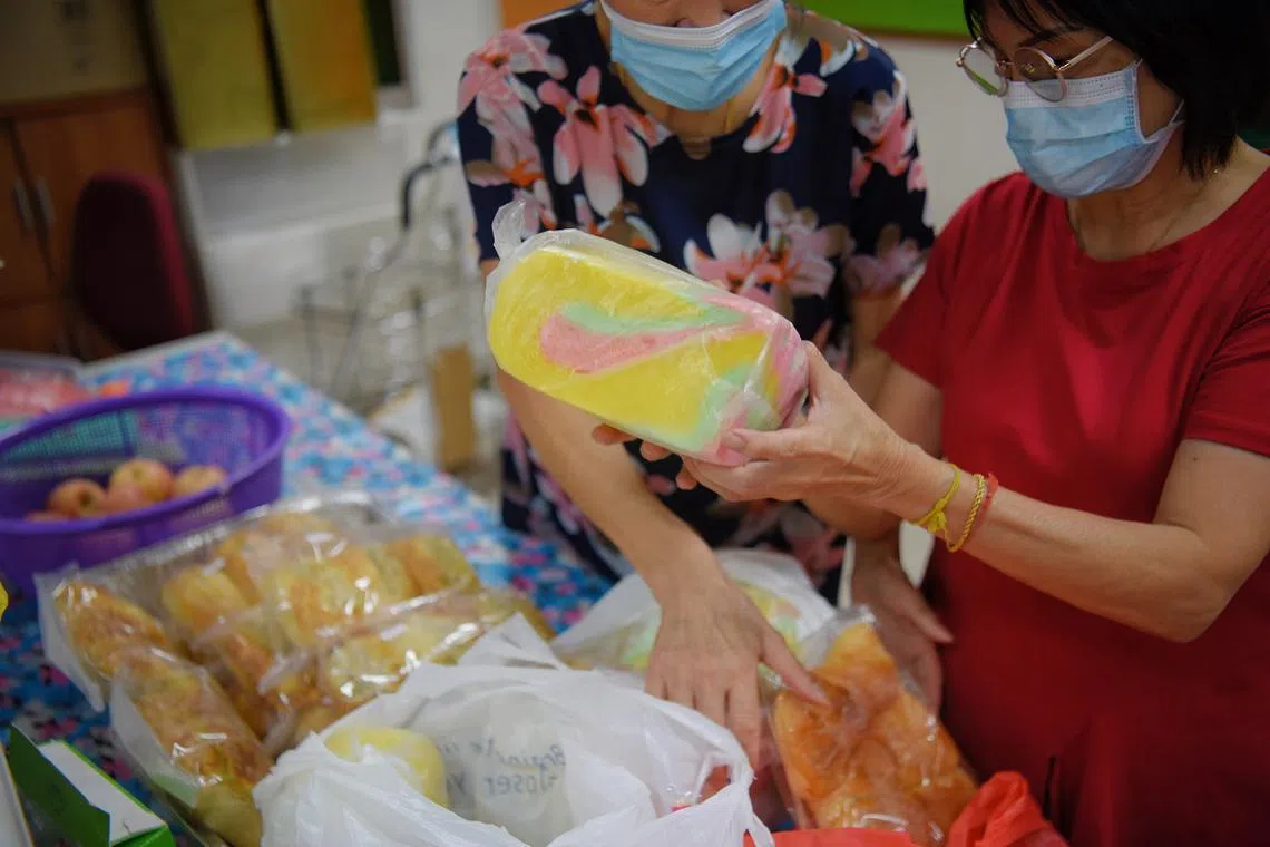 如果战事持续下去，蚁粉们接下来在新加坡吃面条、面包、蛋糕（小麦粉制品）的价格可能会上调。（海峡时报）