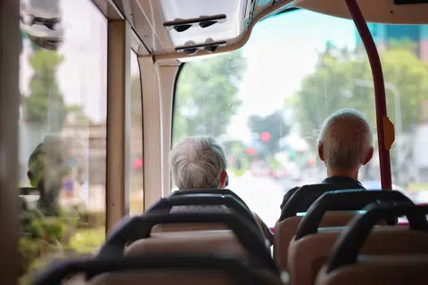 人活在世，人生旅途迟早会到站，必须“下车”。（海峡时报）