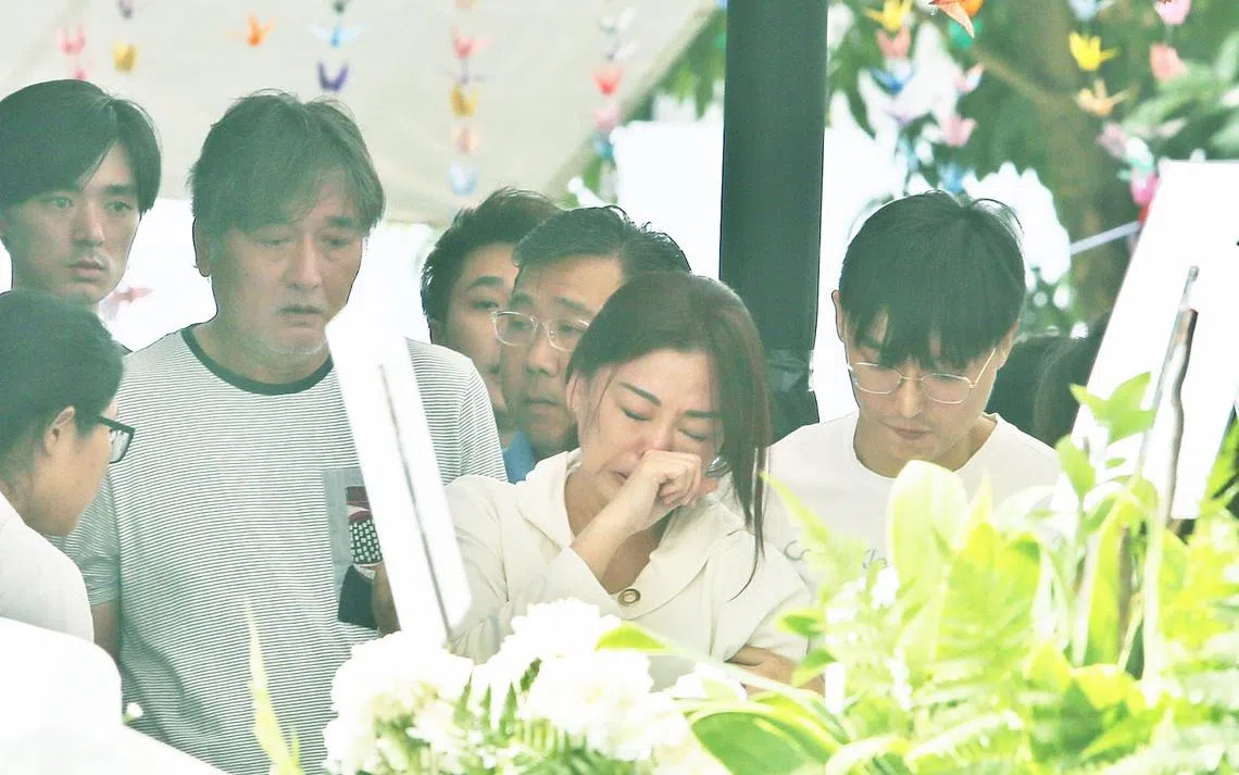 白发人送黑发人人，冯伟衷妈妈今早抱着儿子棺木哭断肠。站在冯妈妈身旁的是冯爸爸（没戴眼镜者）。（新明日报）