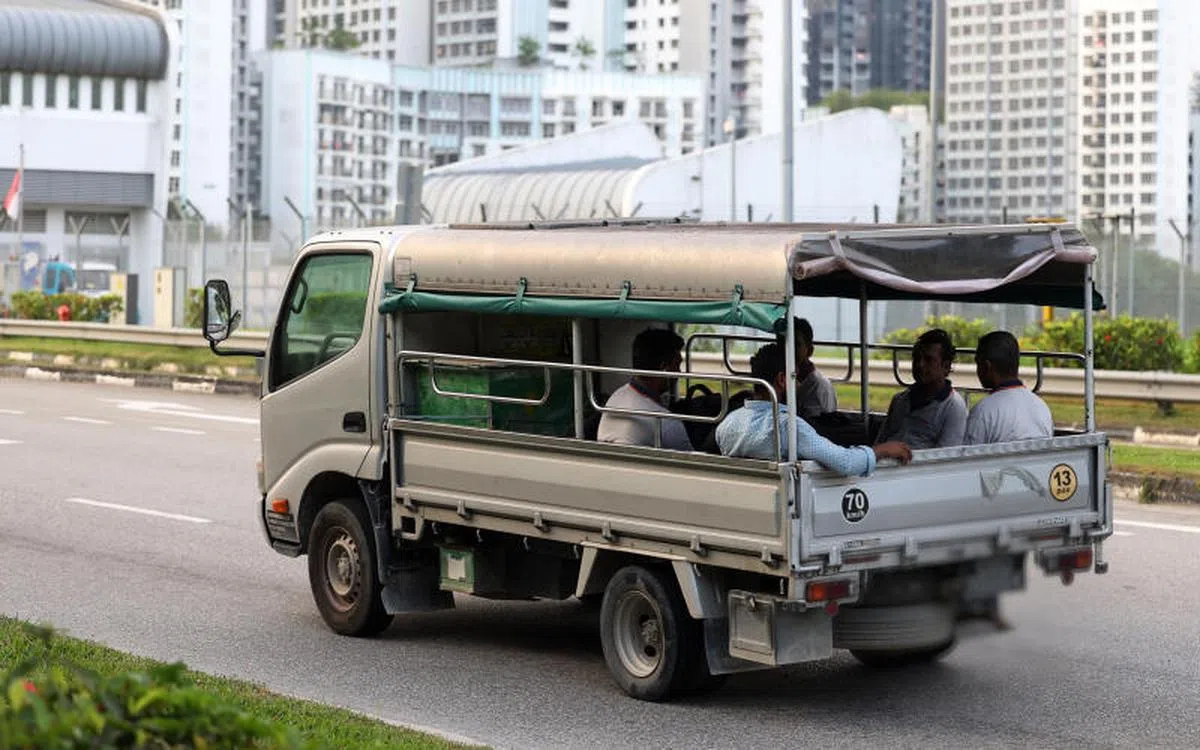 传说中的罗厘。在新加坡，常见的罗厘类型分为敞篷罗厘、带顶篷的罗厘、带箱的罗厘和带起重机的罗厘。比较特别的是，一些罗厘在载货的部位是没有车顶的。（联合早报）
