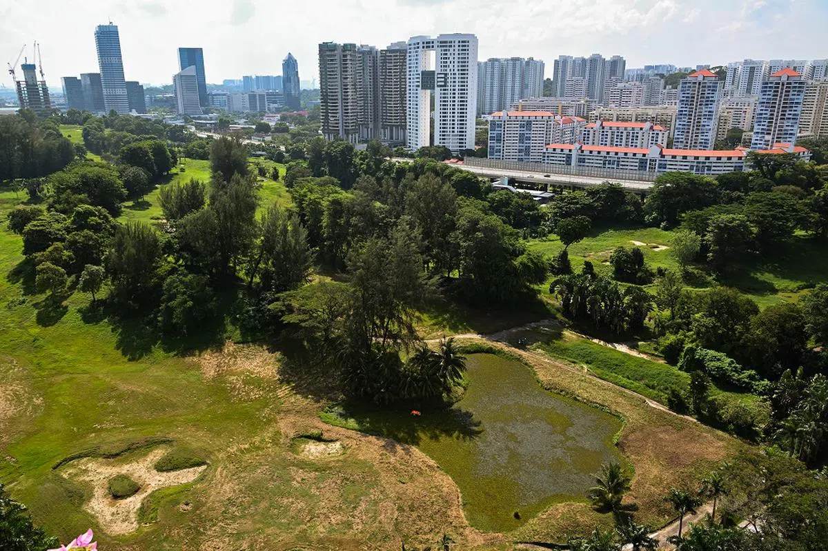 政府早前征用的吉宝俱乐部现址属于南部濒水区，将兴建约6000个组屋单位和3000个私宅单位。（海峡时报）