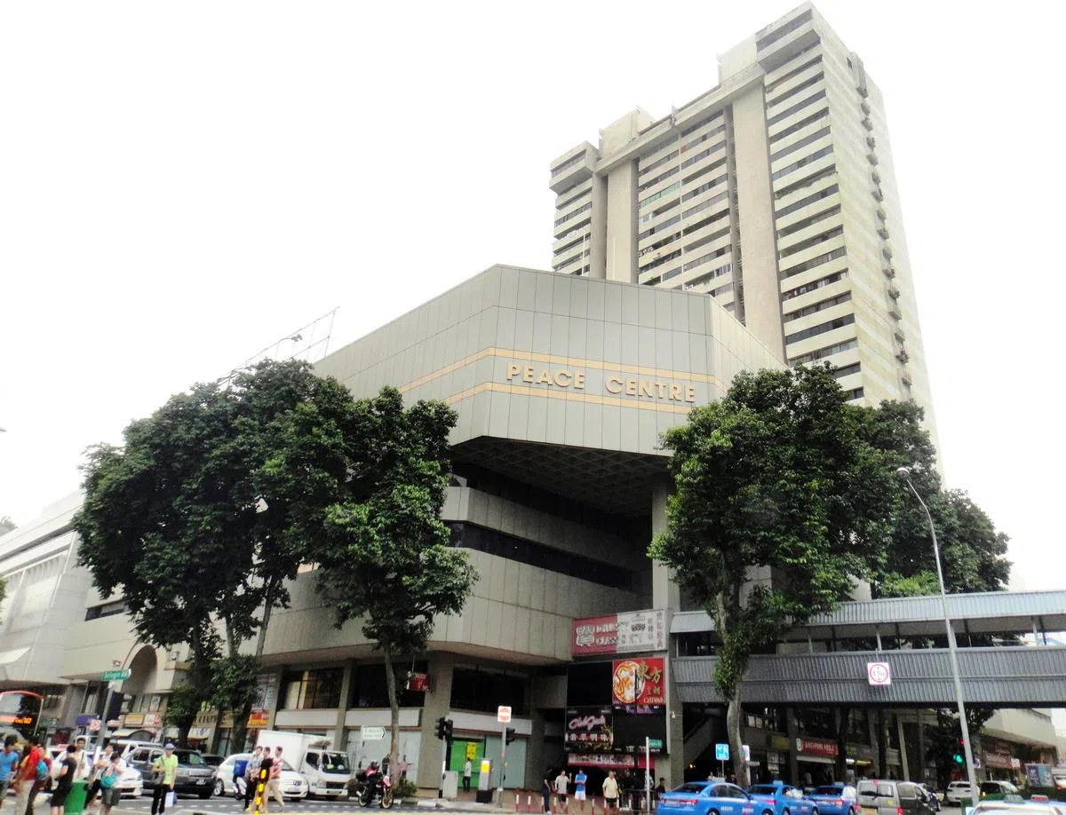  建安大厦及相邻的建安公寓（Peace Mansion）外观。（联合早报） 