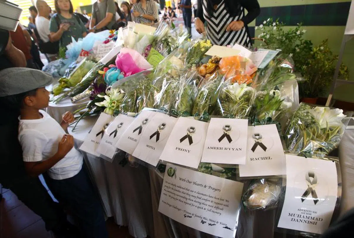  2015年6月5日，马来西亚沙巴州兰瑙西北部发生5.9级地震，丹绒加东小学六名学生和一名教师，以及陪同学生登山的外聘向导，不幸罹难。公众纷纷到丹绒加东小学向罹难者献花。（联合早报） 