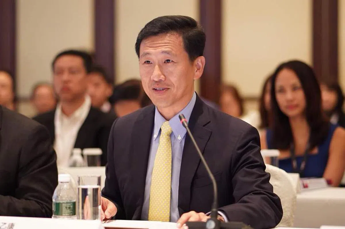  王乙康在新粤合作理事会第九次会议上，又当发言人，又当主持人。（王乙康面簿） 