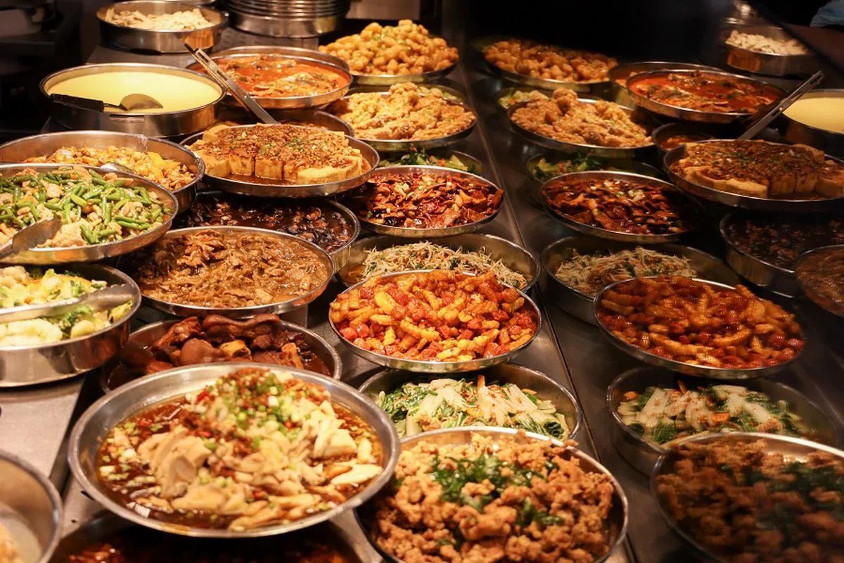 菜饭摊菜式多样，价格则按食材而定。（新明日报）