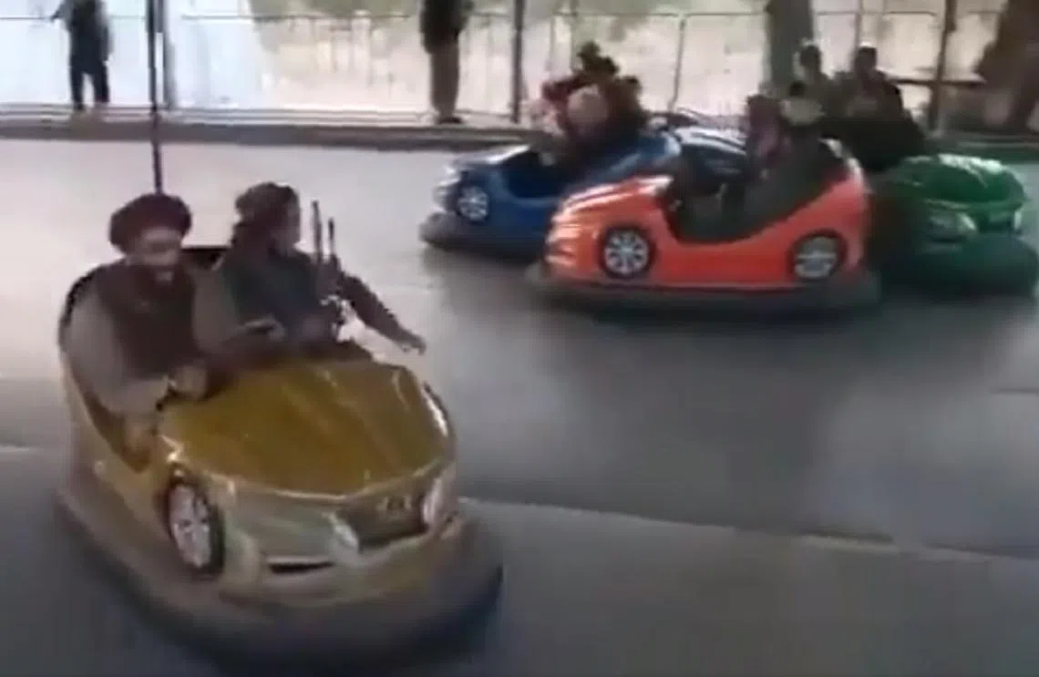 阿富汗民众大逃亡之际，塔利班士兵却在首都喀布尔的游乐园内，乘坐碰碰车和旋转木马。（Mediavenir推特视频截图）