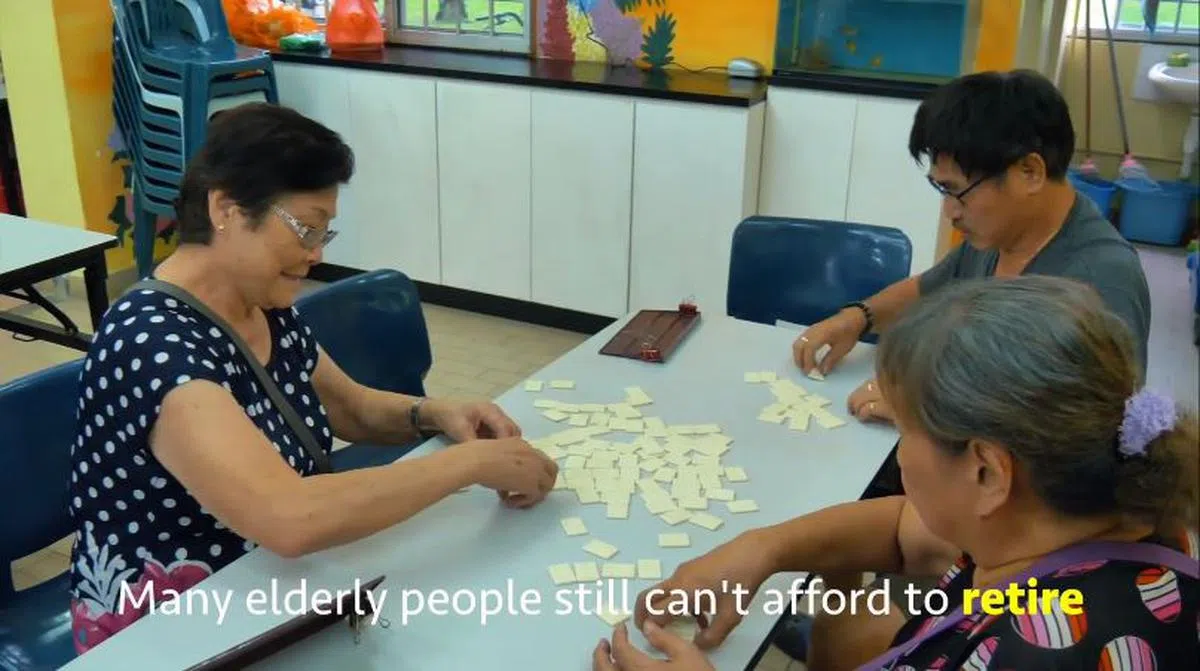  许多低收入老人因各种原因不够钱养老，因此步入老年，也只能继续在职场打拼三餐。（视频截图） 
