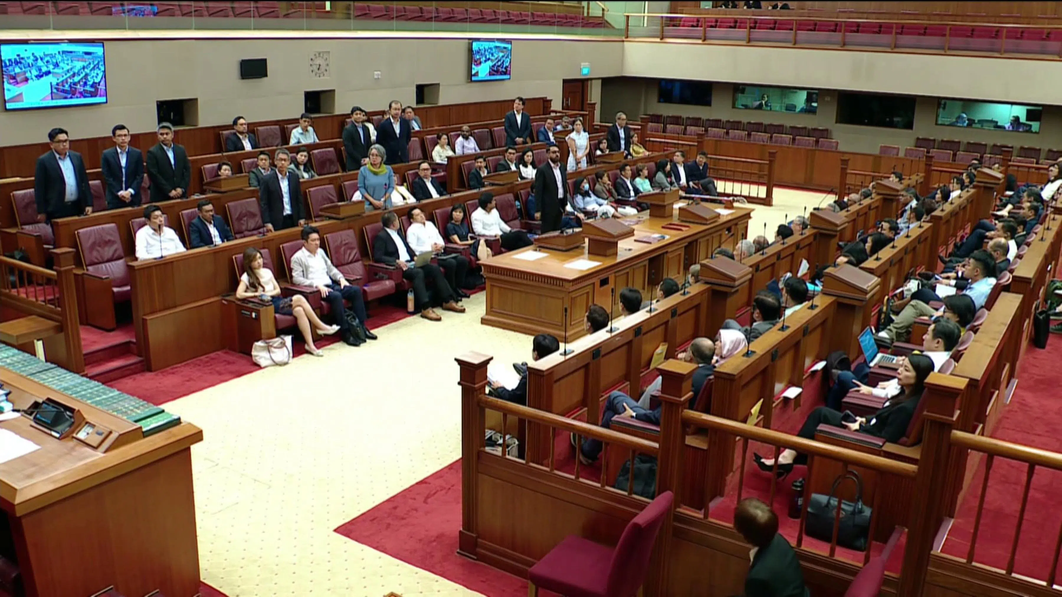 14日晚上，国会在表决动议时，在场的工人党议员，除了该党非选区议员蒋佩姗不在场之外，全数起身投下反对票。