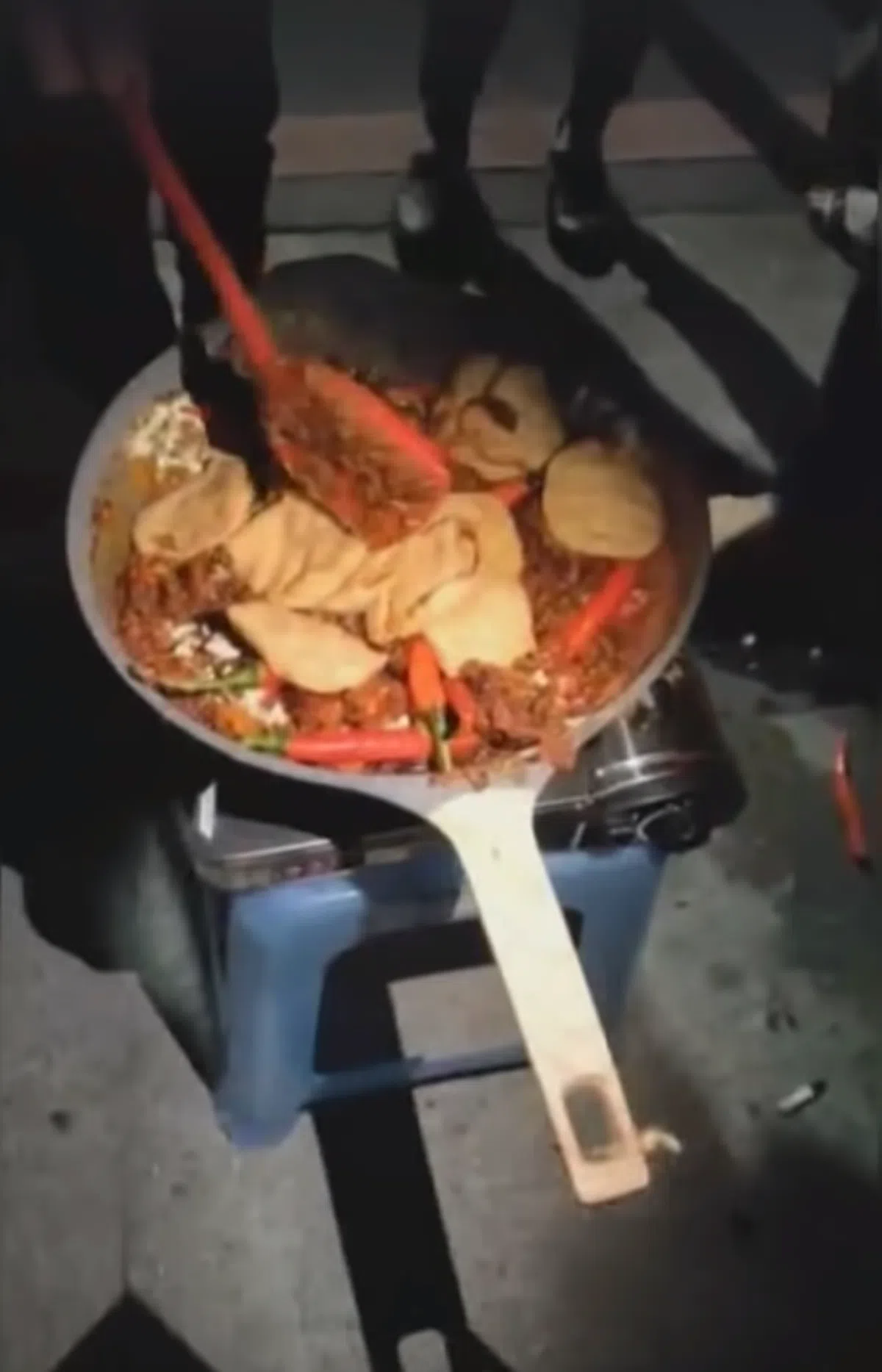  事件引起民众激愤，大批人围在“肉圆男”家门外炒辣椒。（互联网） 