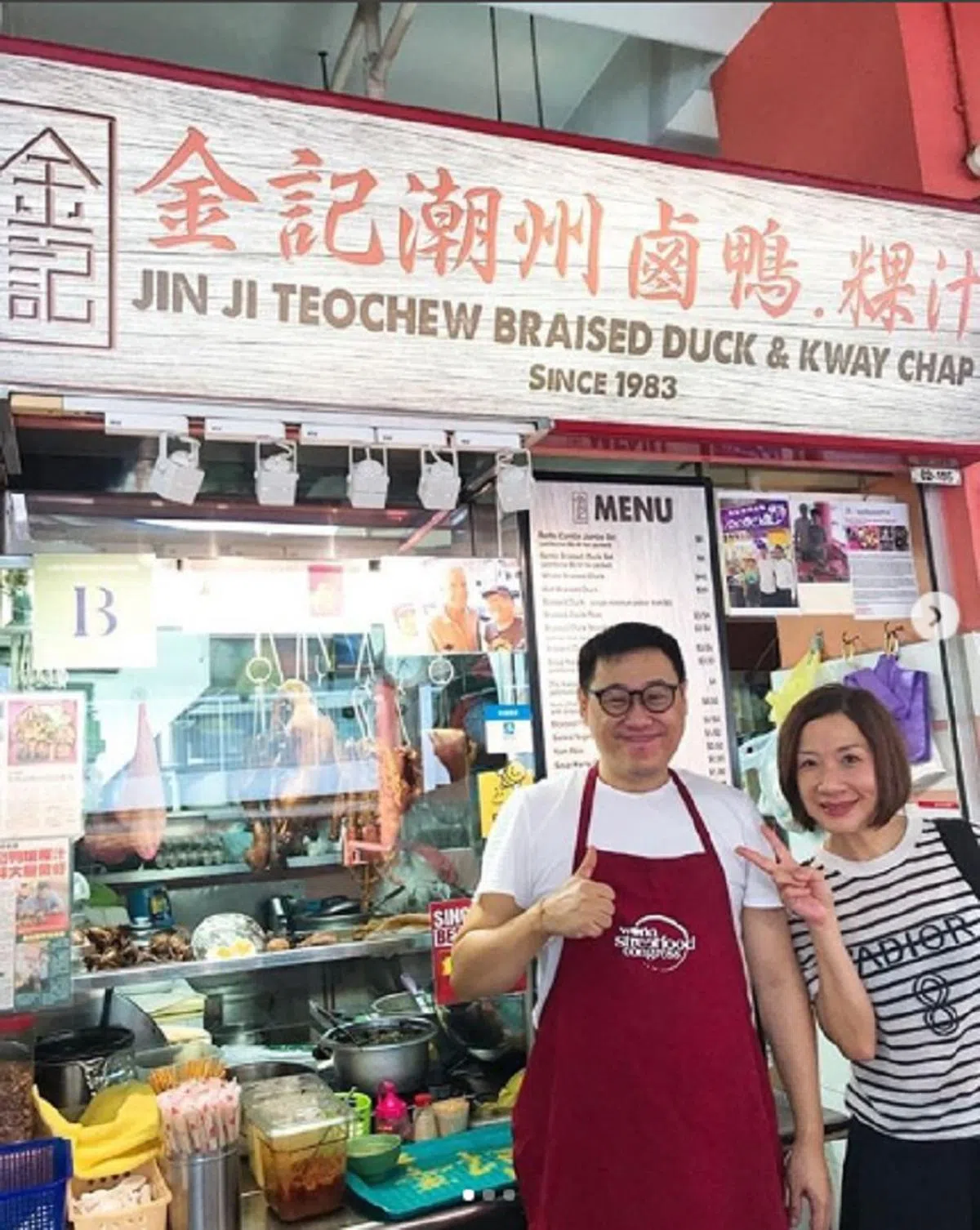  金记潮州卤鸭和粿汁摊位的39岁摊主Melvin（左）日前接受96.3好电台主持人林安娜采访后一起合影。（jinjimelvinchew Instagram） 