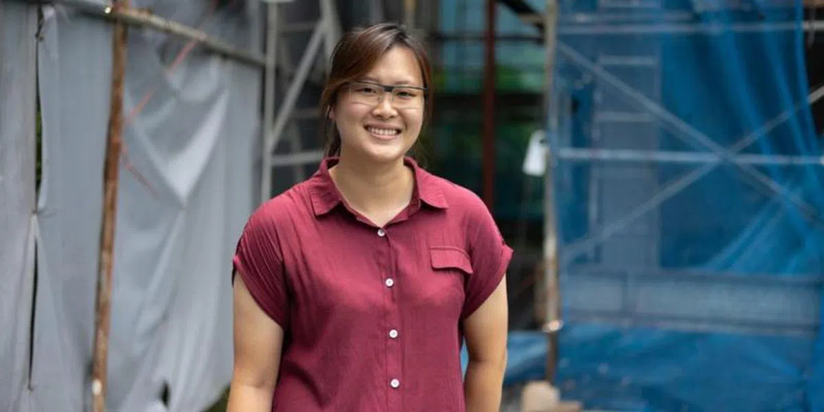 年仅29岁的吴欣怡，已经在水管行业有六年经验了。（labourbeat.org）