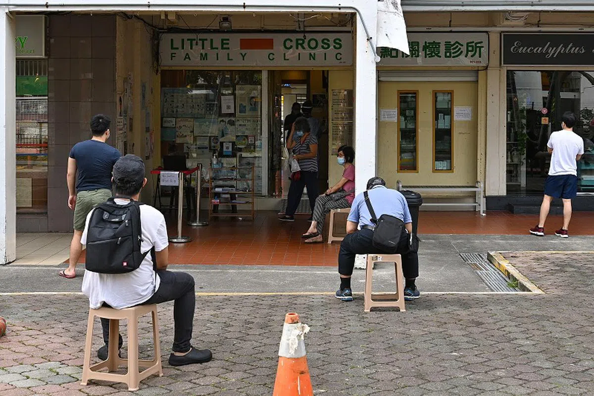 目前本地确诊病患中，有约半数感染的是BA.4和BA.5两种冠病毒株。（海峡时报）