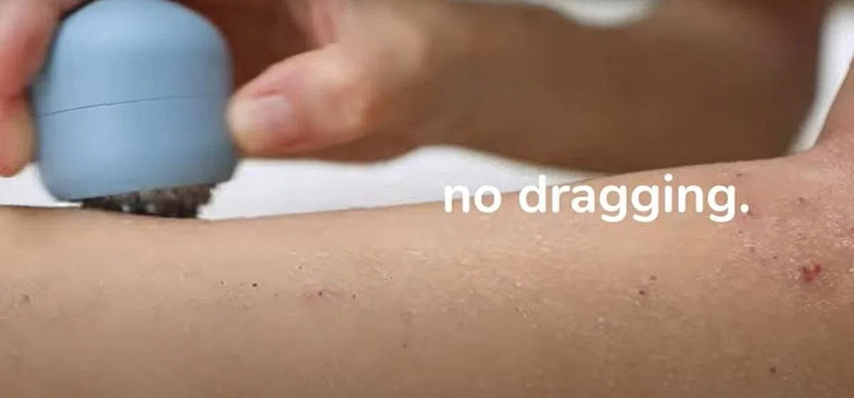 滚球的材质压在皮肤上时，会中断皮肤循序渐进的发痒过程。（网上视频截图）