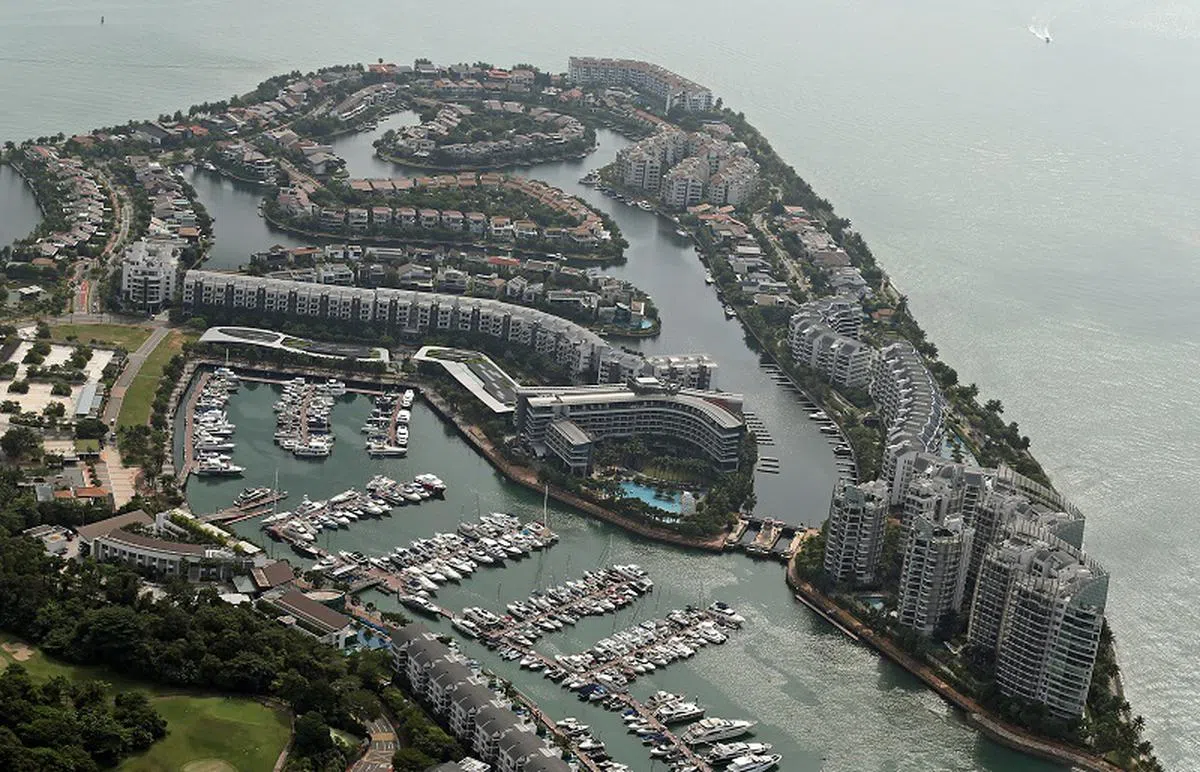 鸟瞰圣淘沙岛上的升淘湾豪宅区。（联合早报）