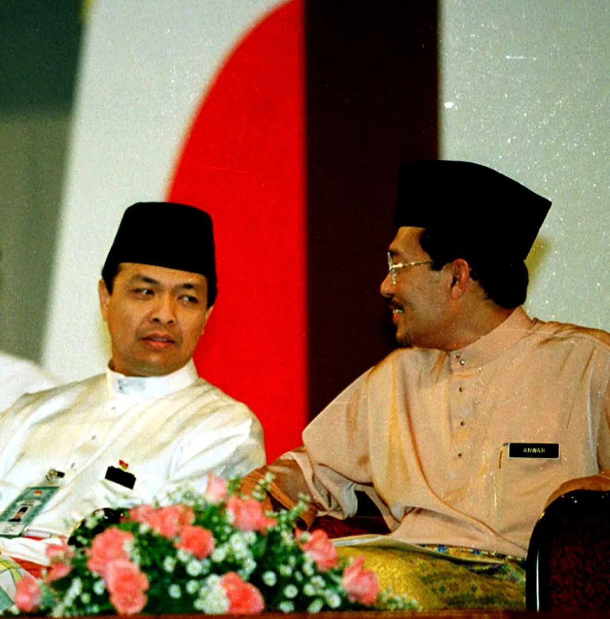 安华（右）与阿末札希（左）摄于1997年。（马新社）