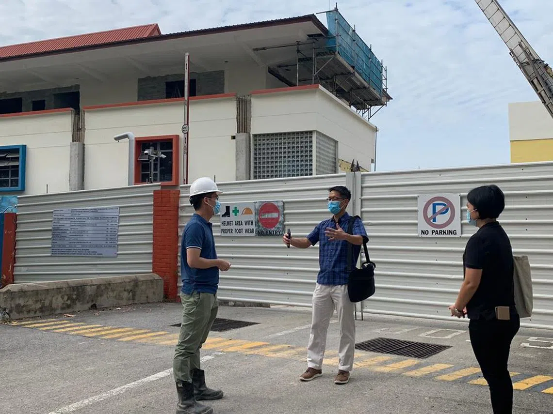 工人党阿裕尼集选区议员严燕松（中）视察位于勿洛的一个工地临时住宿。（严燕松面簿）