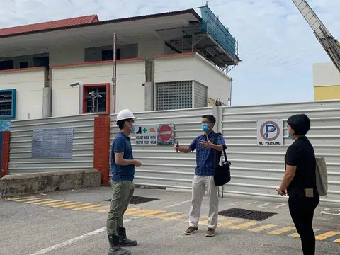 工人党阿裕尼集选区议员严燕松（中）视察位于勿洛的一个工地临时住宿。（严燕松面簿）