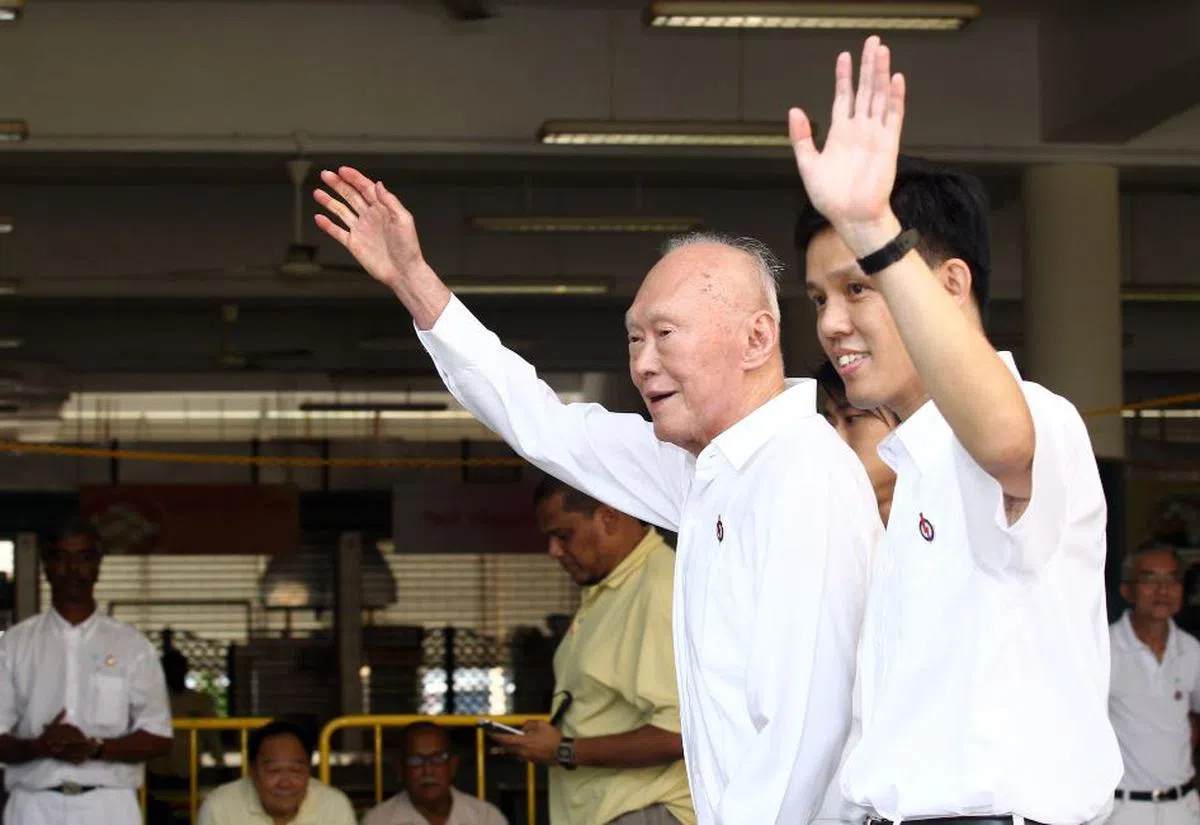  2011年大选，丹戎巴葛集选区人民行动党竞选团队在无对手的情况下当选，时任内阁资政李光耀（右二）和陈振声在新加坡女子中学提名站向支持者挥手致意。（联合早报） 