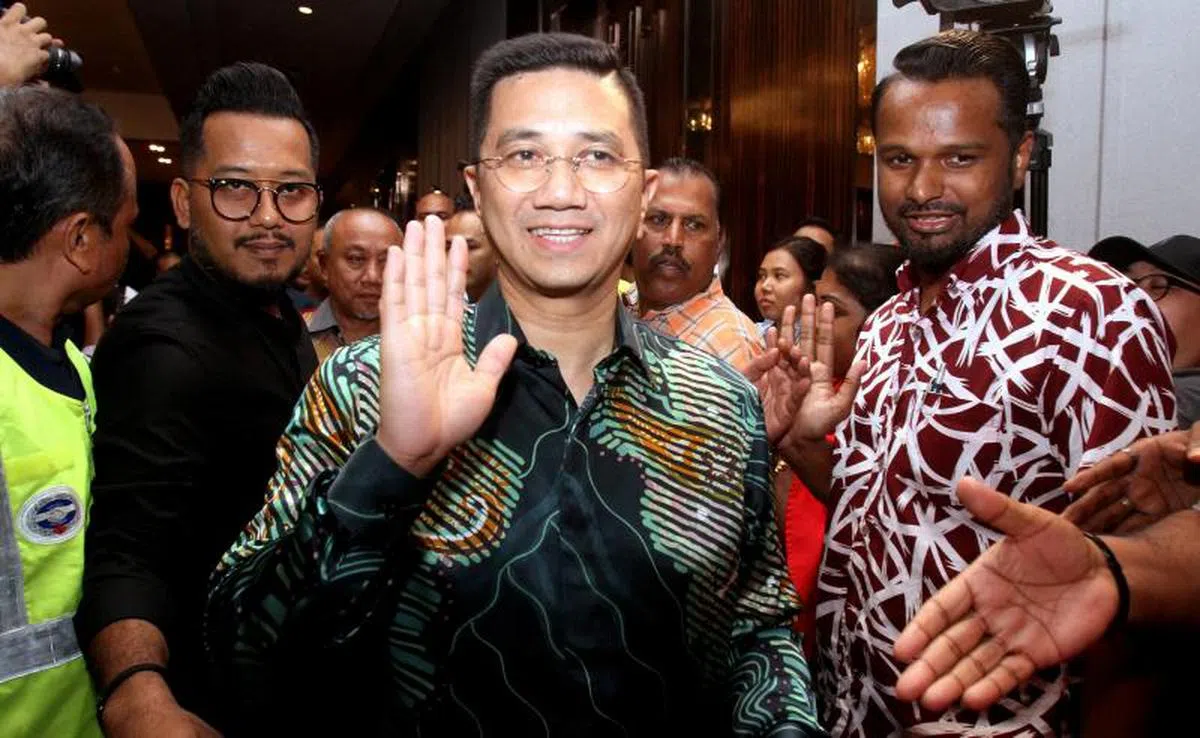  阿兹敏（中）在导致希盟政府垮台的喜来登政变中扮演了关键角色。（星报） 