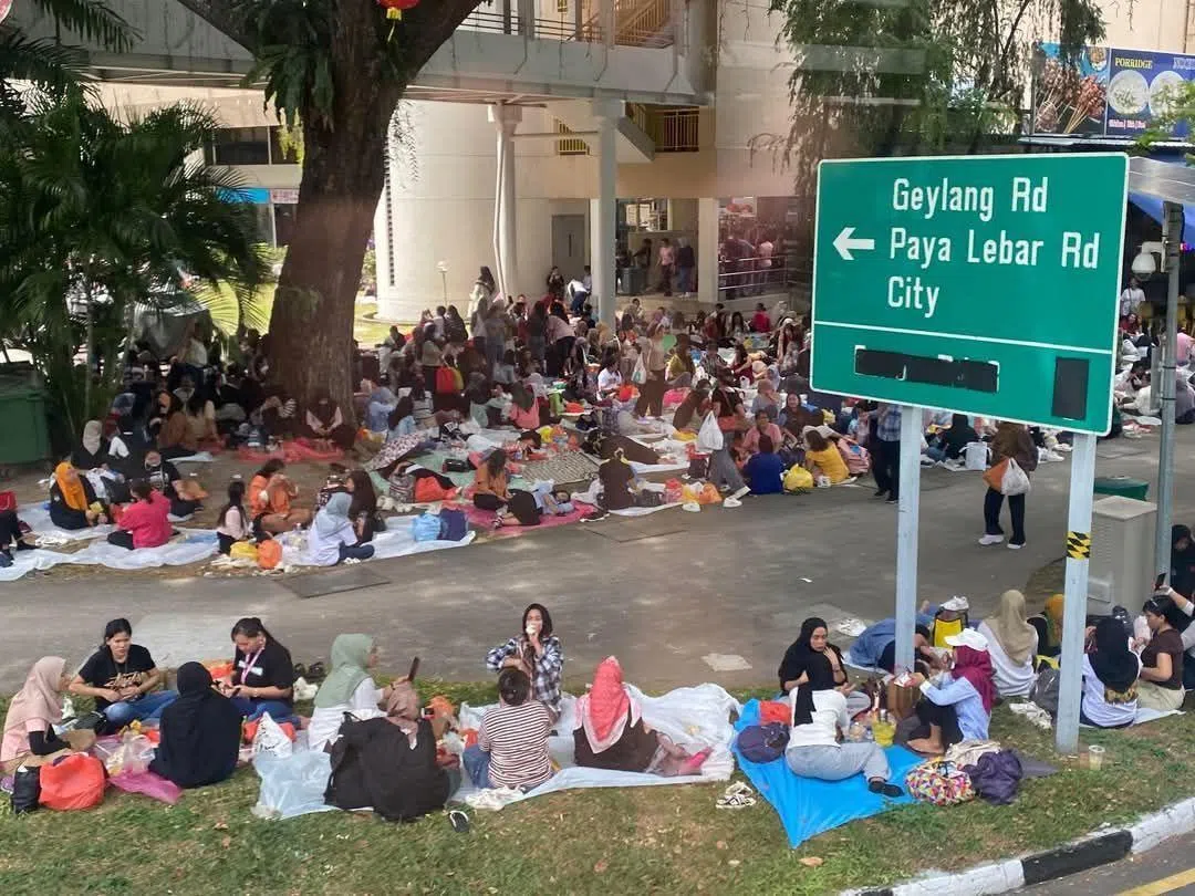 一群印尼客工在芽笼路及巴耶利峇路一带聚会野餐。