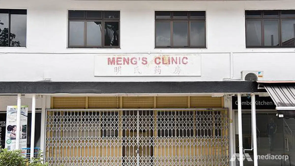  明氏药房的铁门，诊所里的一砖一瓦、黄色长凳等家具摆设多年来都不曾改变。（亚洲新闻台） 