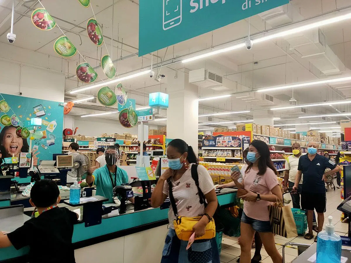 图为新山消费者在超市排队付款。（联合早报）