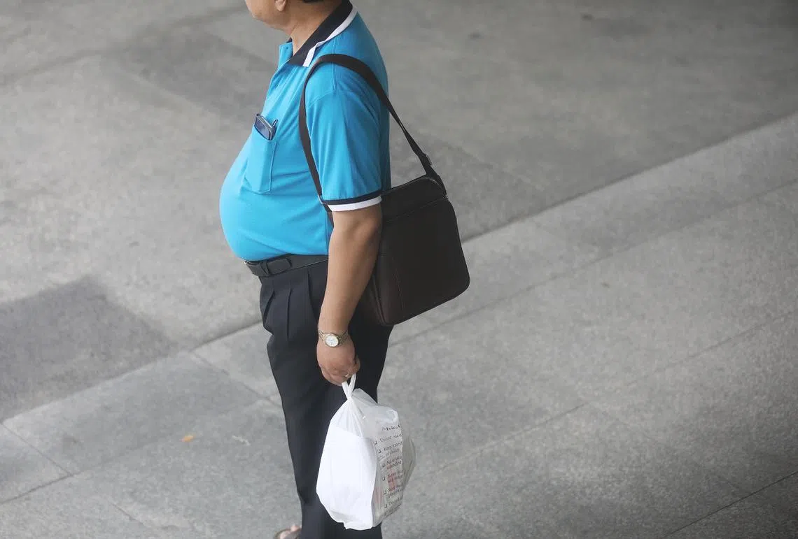 数据显示，每10名新加坡人当中，有四人属于过胖或体重超标。（海峡时报）