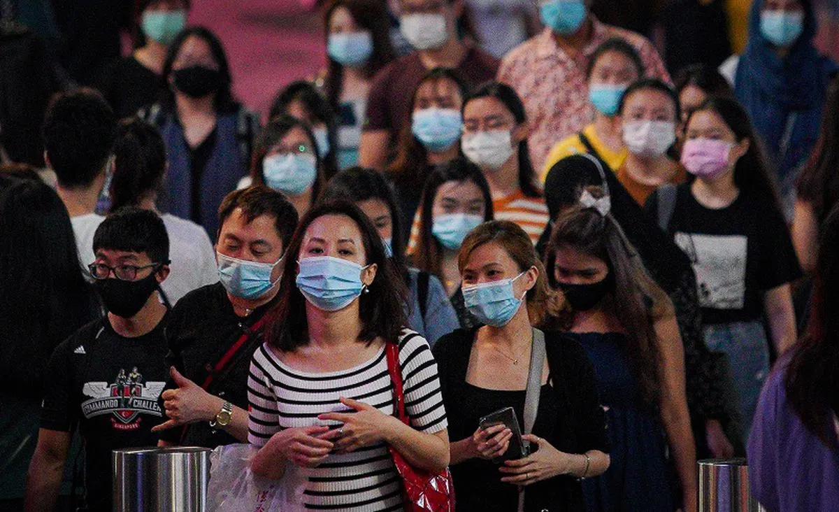  专家认为，即便冠病疫情结束后，公众也无须急于摘除口罩，因为戴口罩可防止其他呼吸道病菌的传播。（联合早报） 