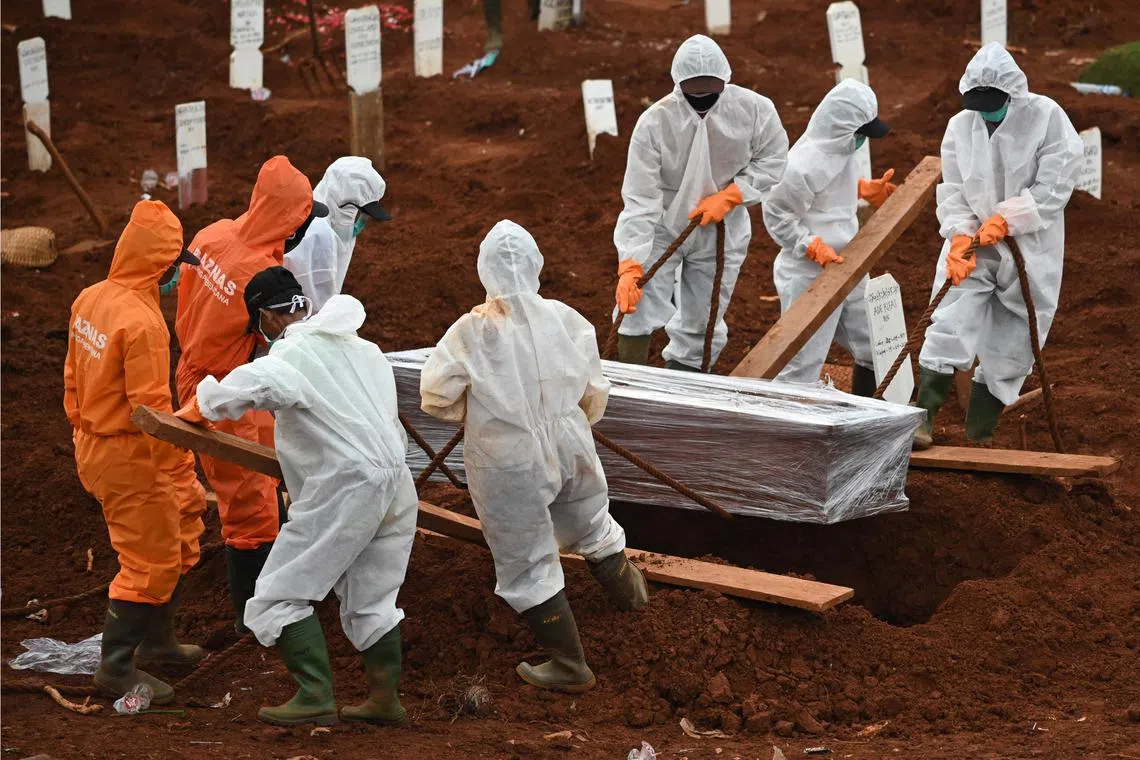 印尼首都雅加达按照冠病死者程序下葬的数字，以及三月当地葬礼的次数似乎都和官方数据有出入。（法新社）