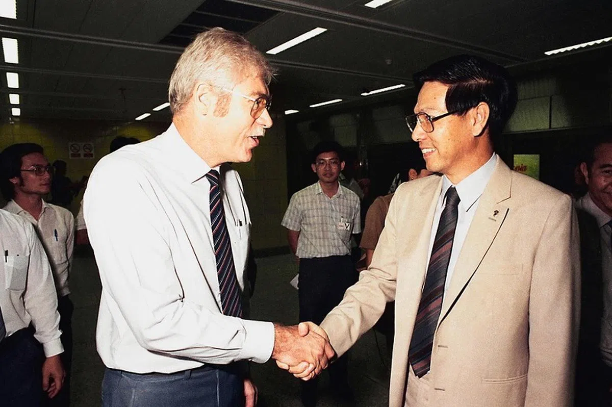  1987年地铁开通时，布鲁诺（左）与王鼎昌握手互相祝贺。（海峡时报） 