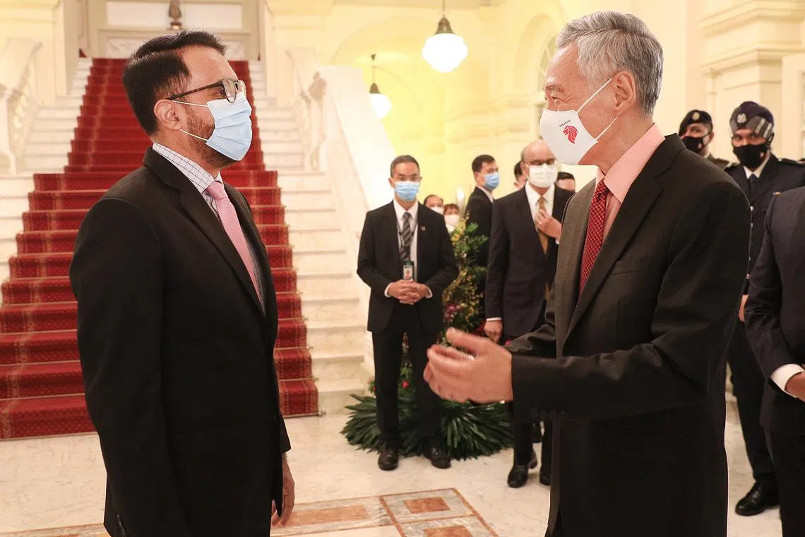 李显龙总理（右）昨晚（27日）与受委为反对党领袖的工人党秘书长毕丹星在内阁就职典礼场外交谈。李总理在致辞时指出，他希望反对党不仅对政策提出疑问和批评，也要能进一步提出具体可行的替代方案。（通讯及新闻部提供）