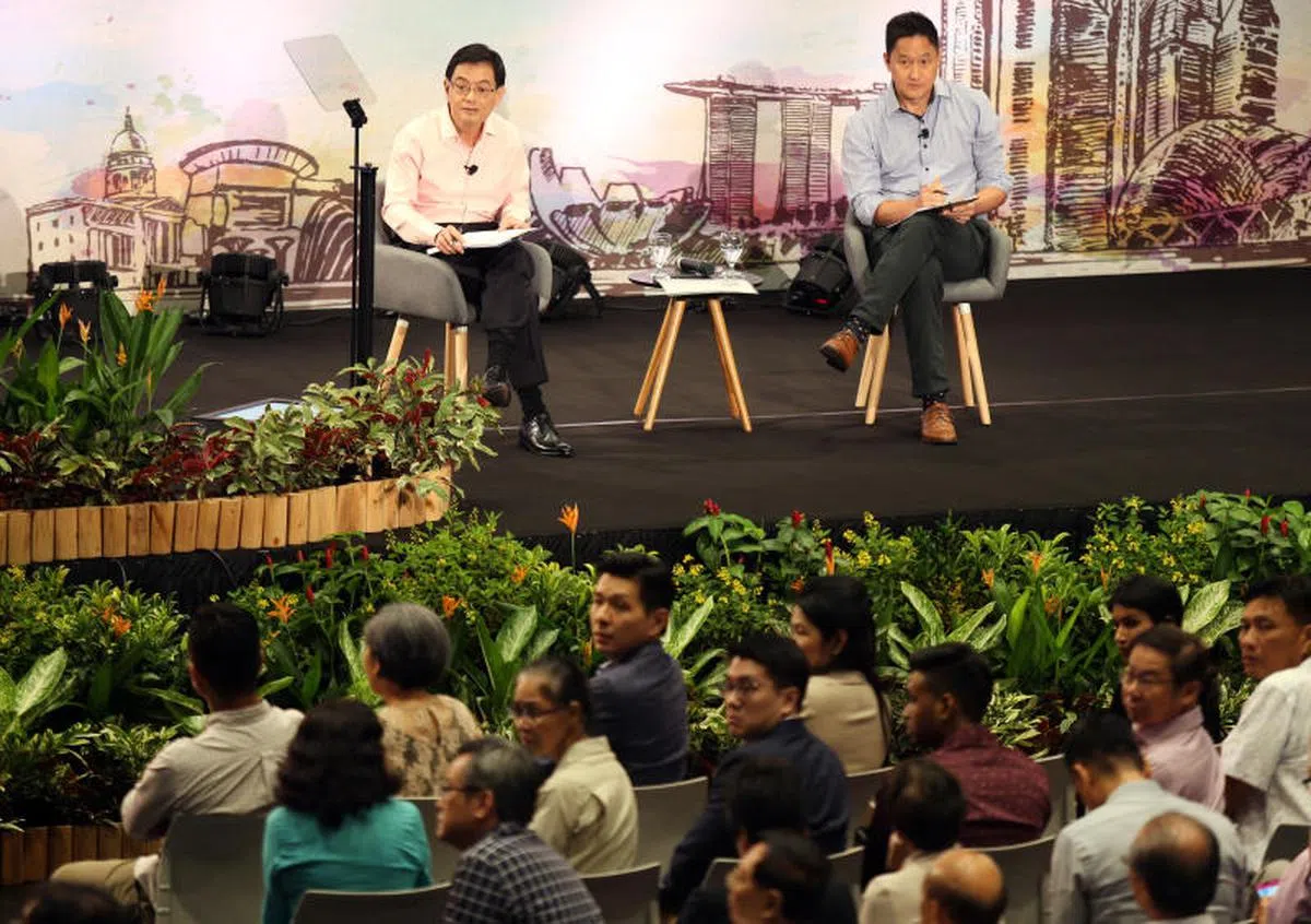  2019年6月15日，副总理兼财政部长王瑞杰（左）在‘群策群力，共创未来’对话会上，呼吁民众共同构筑一个‘不断以行动彰显民主的社会’。（联合早报） 