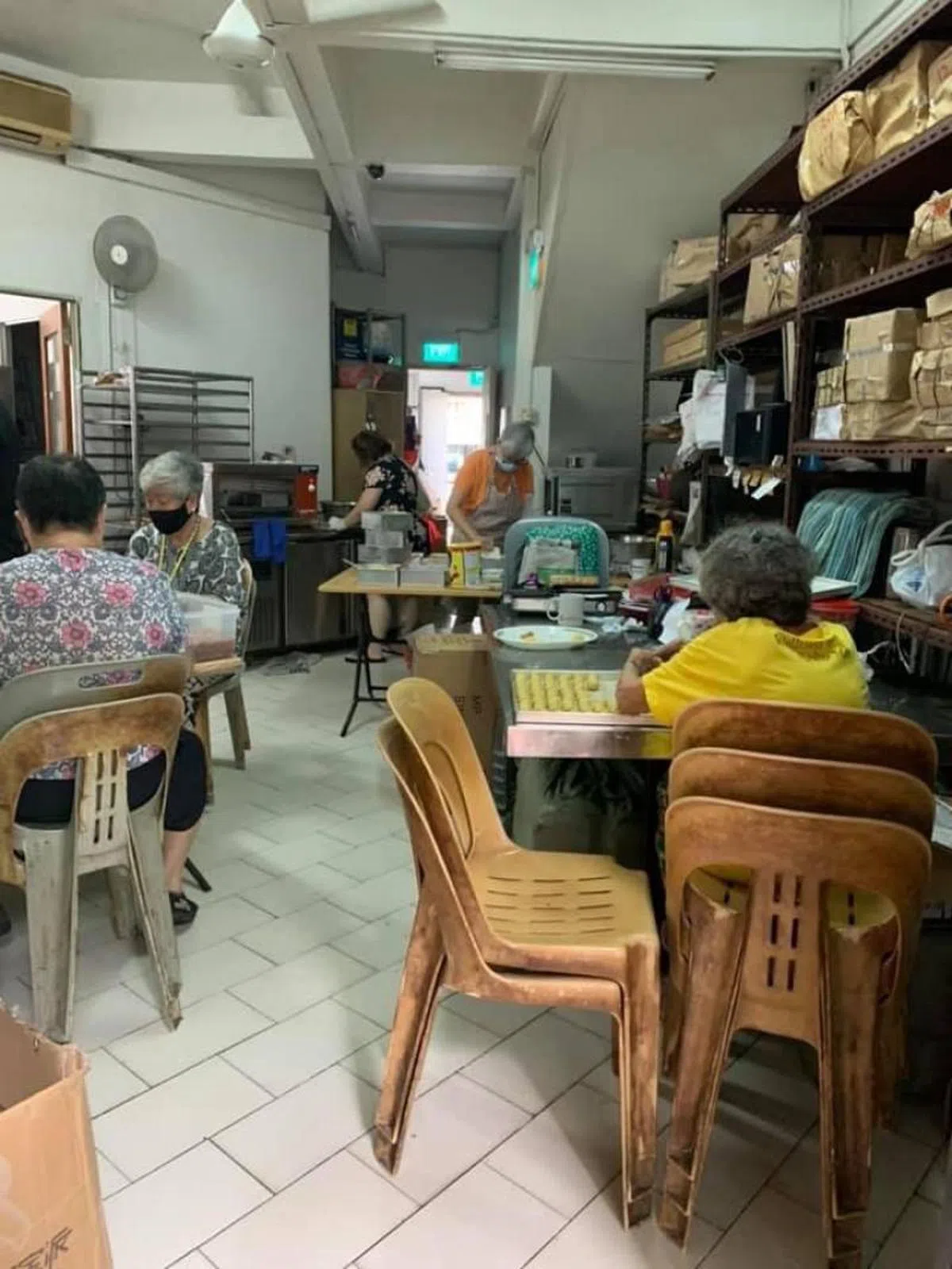  制作黄梨饼的都是上了年纪的阿嫲，味道有保证！（叶孝忠摄） 