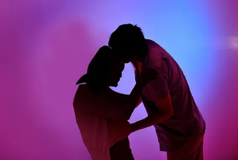 年轻人，别乱来，快去打羽毛球！（新明日报示意图）