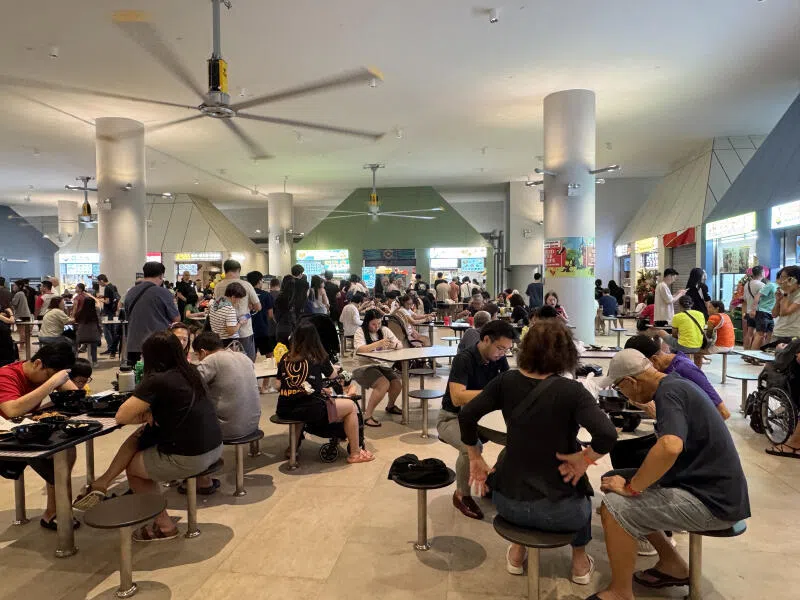 在榜鹅海岸熟食中心内用餐的人当中，藏着多少名富豪？